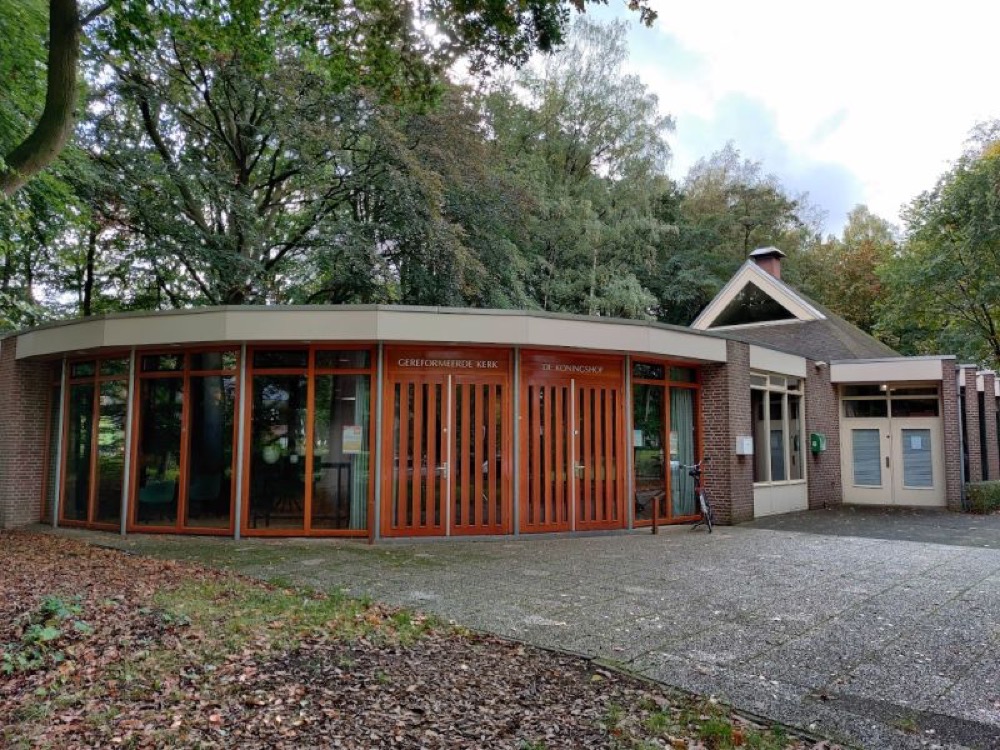 Kerk De Koningshof, voorkant in de zomer
